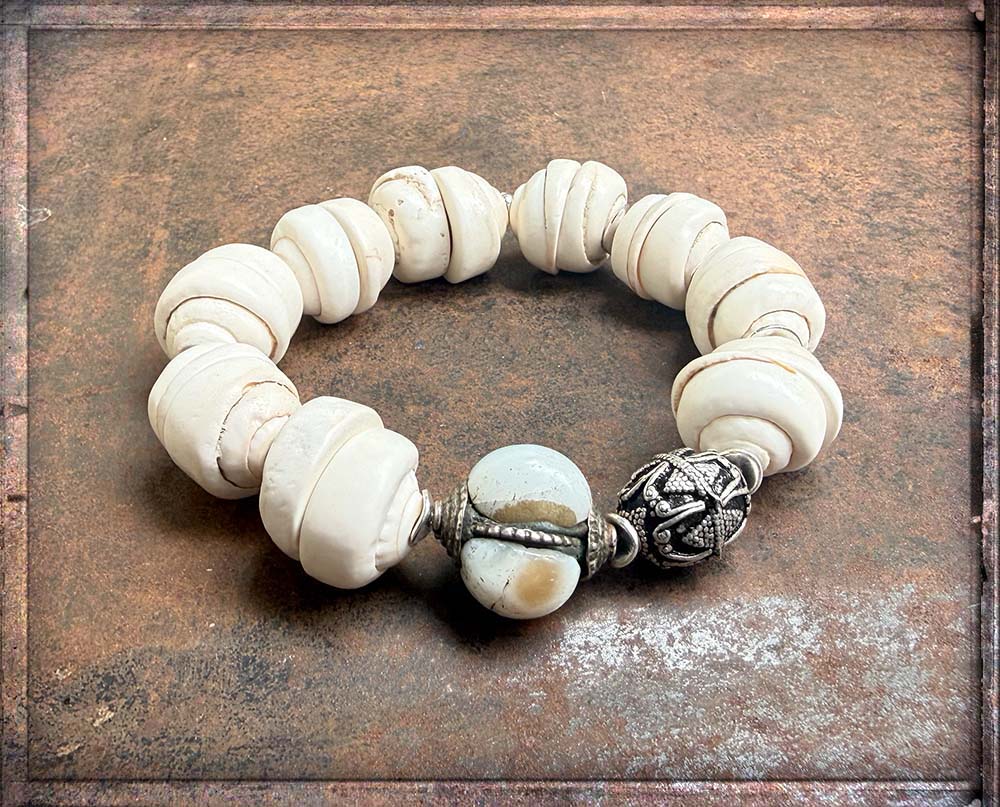 Ethno Armband Unikat Muschelperlen Vintage Hornperle Sterling Silber Silberperle Silberelemente Dehnbar Boho-Style