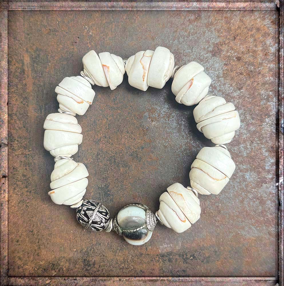 Ethno Armband Unikat Muschelperlen Weiss Vintage Hornperle 925 Sterling Silber Silberperle Silberelemente Dehnbar Boho-Style