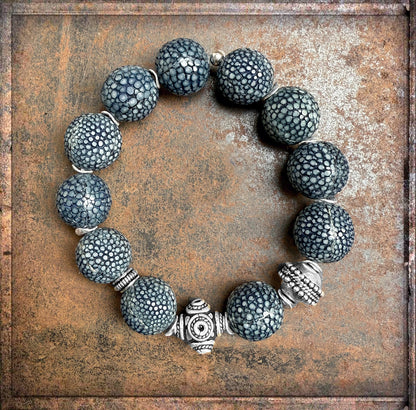 Armband Rochenleder-Perlen Blaugrau Ethno Boho Dehnbar 925 Silber Unikat Schmuck Reichenberger