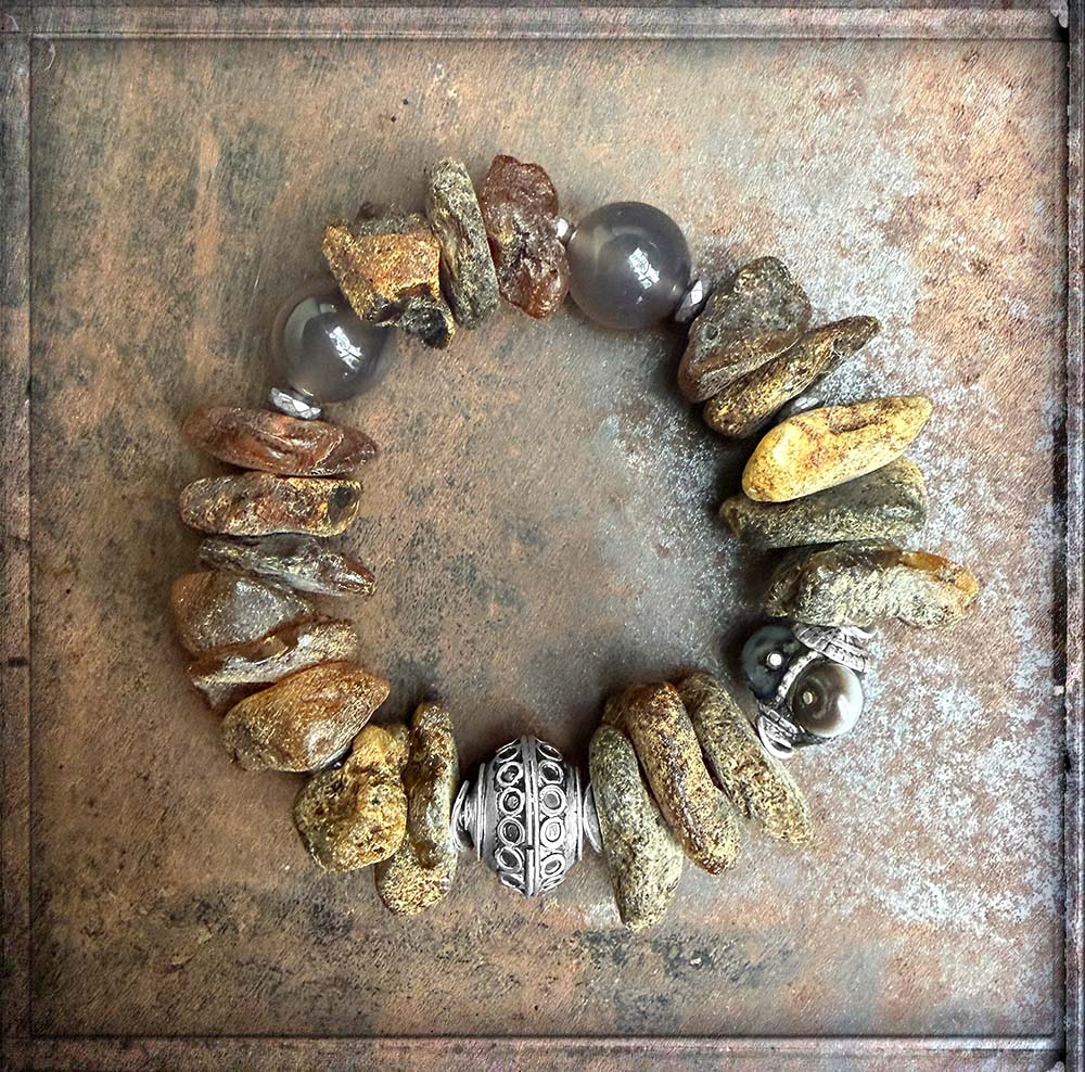 Ethno-Armband Unikat Rohbernstein-Nuggets Matt Cognac Braun Vintage-Hornperle Achat Taupe Verzierte Silberperle 925 Sterling Silber Dehnbar Boho-Style