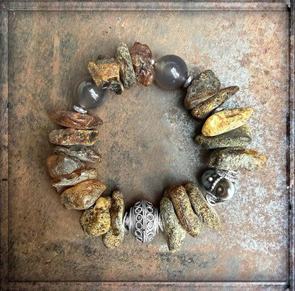 Ethno-Armband Unikat Rohbernstein-Nuggets Matt Cognac Braun Vintage-Hornperle Achat Taupe Verzierte Silberperle 925 Sterling Silber Dehnbar Boho-Style
