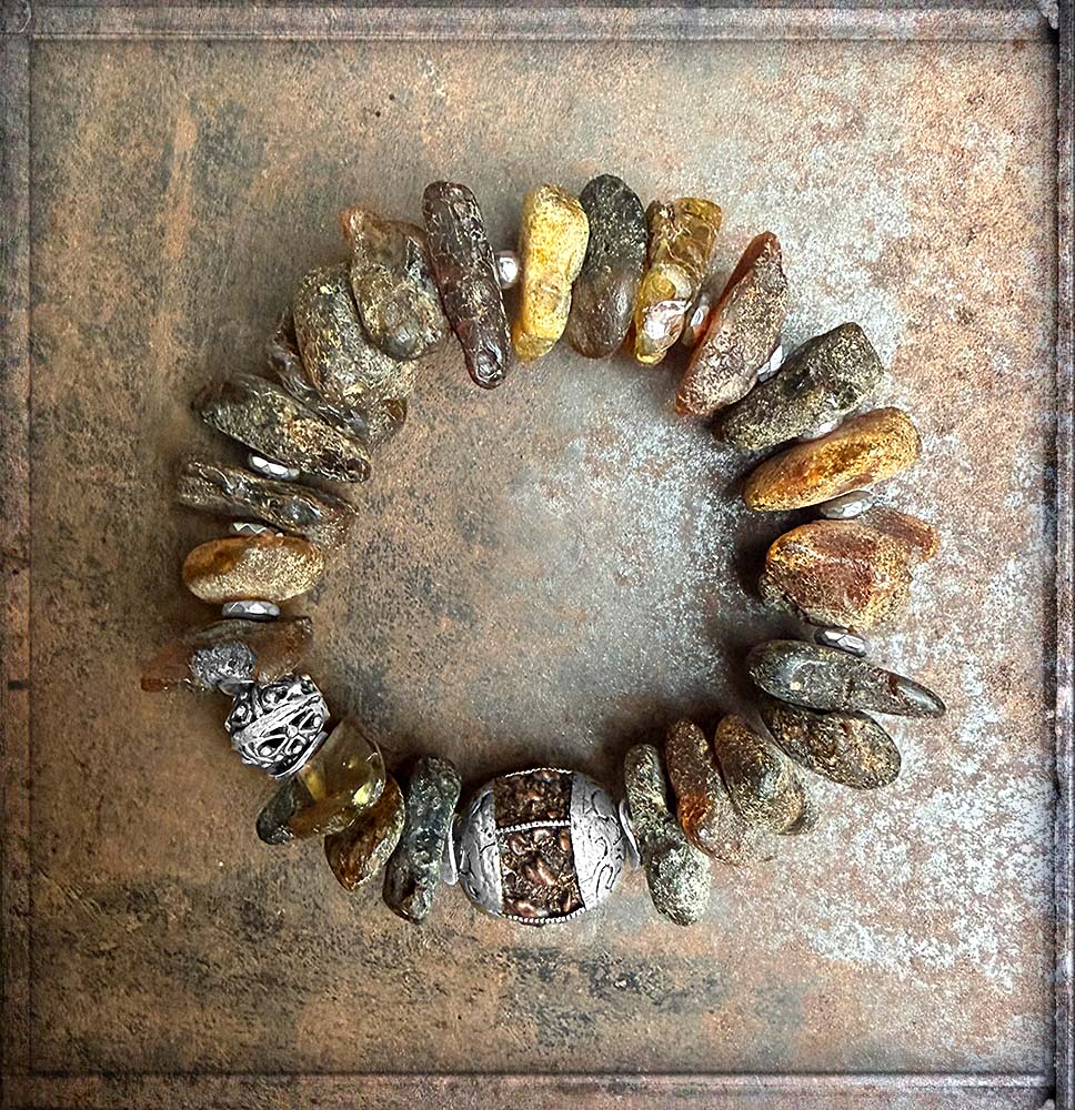 Ethno-Armband Unikat Rohbernstein-Nuggets Matt Cognac Braun Tibet-Perle Rudraksha-Samen Silberverzierungen 925 Sterling Silber Dehnbar Boho-Style