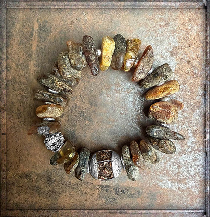 Ethno-Armband Unikat Rohbernstein-Nuggets Matt Cognac Braun Tibet-Perle Rudraksha-Samen Silberverzierungen 925 Sterling Silber Dehnbar Boho-Style