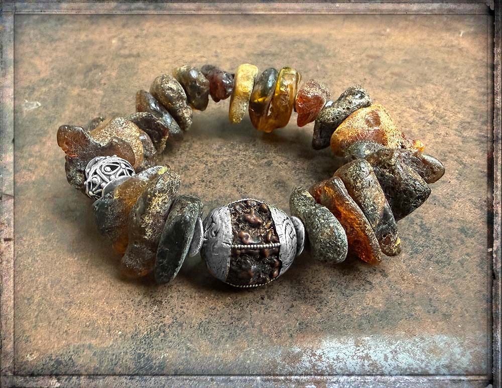 Ethno-Armband Unikat Rohbernstein-Nuggets Matt Cognac Braun Tibet-Perle Rudraksha-Samen Silberverzierungen 925 Silber Dehnbar