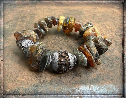 Ethno-Armband Unikat Rohbernstein-Nuggets Matt Cognac Braun Tibet-Perle Rudraksha-Samen Silberverzierungen 925 Silber Dehnbar