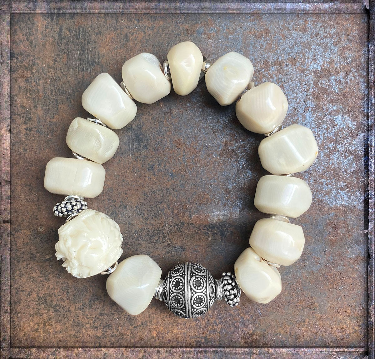 Armband Bambuskoralle Naturfarben Ethno Boho Jadeperle Geschnitzt 925 Silber Dehnbar Unikat