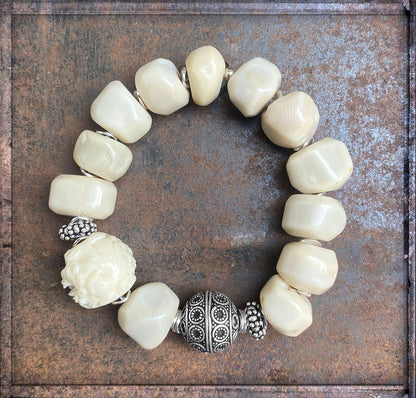 Armband Bambuskoralle Naturfarben Ethno Boho Jadeperle Geschnitzt 925 Silber Dehnbar Unikat