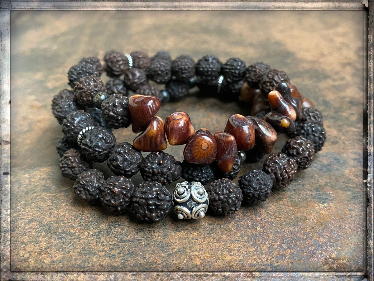 Ethno Boho Armband Dreireihig Rudraksha-Perlen Bodhi-Samen Bambuskoralle Holzperlen Silber Dehnbar Unisex Unikat