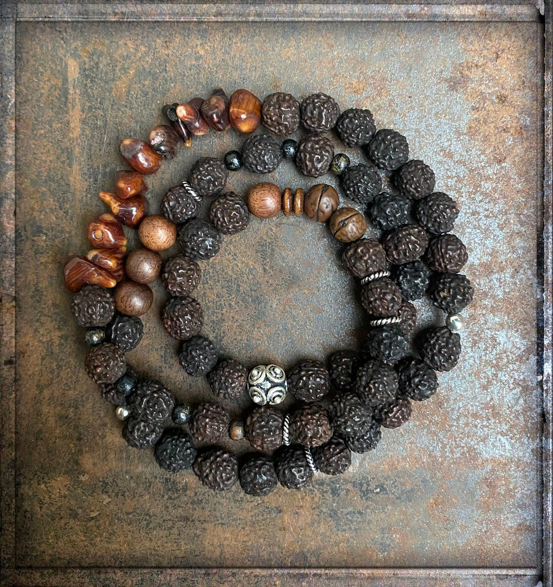 Ethno Boho Armband Dreireihig Rudraksha-Perlen Bodhi-Samen Bambuskoralle Holzperlen 925 Silber Dehnbar Unisex Unikat
