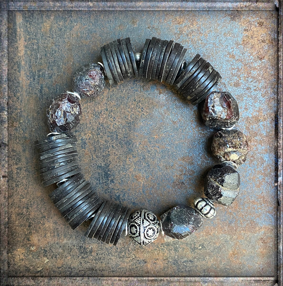 Armband Granat Rohstein Ethno Boho Kokosscheiben Braun Sterling Silber Dehnbar Unisex Unikat