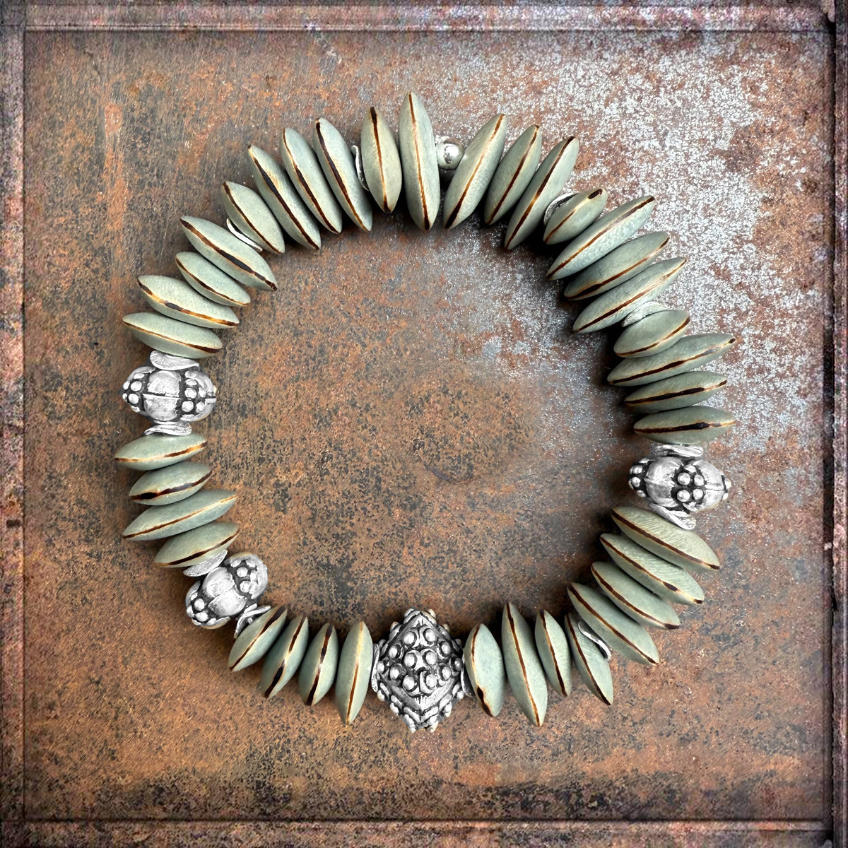 Armband Holzperlen Grau Ethno Boho 925 Silber Dehnbar Unikat Schmuck Reichenberger