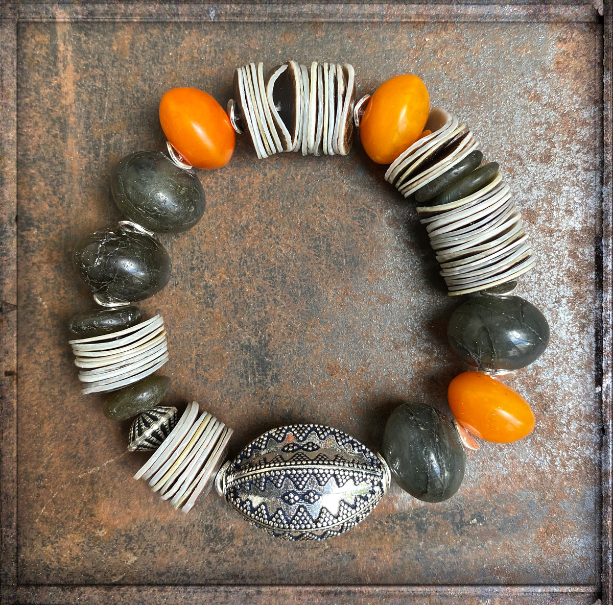 Ethno Boho Armband Labradorit Resinperlen Orange Muschelscheiben Sterling Silber Dehnbar Unikat