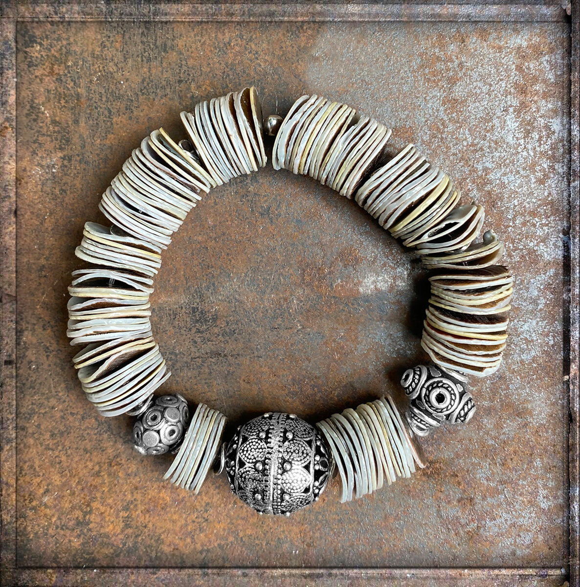 Ethno Boho Armband Muschelscheiben Naturfarben 15 mm Breit 925 Silber Dehnbar Unikat