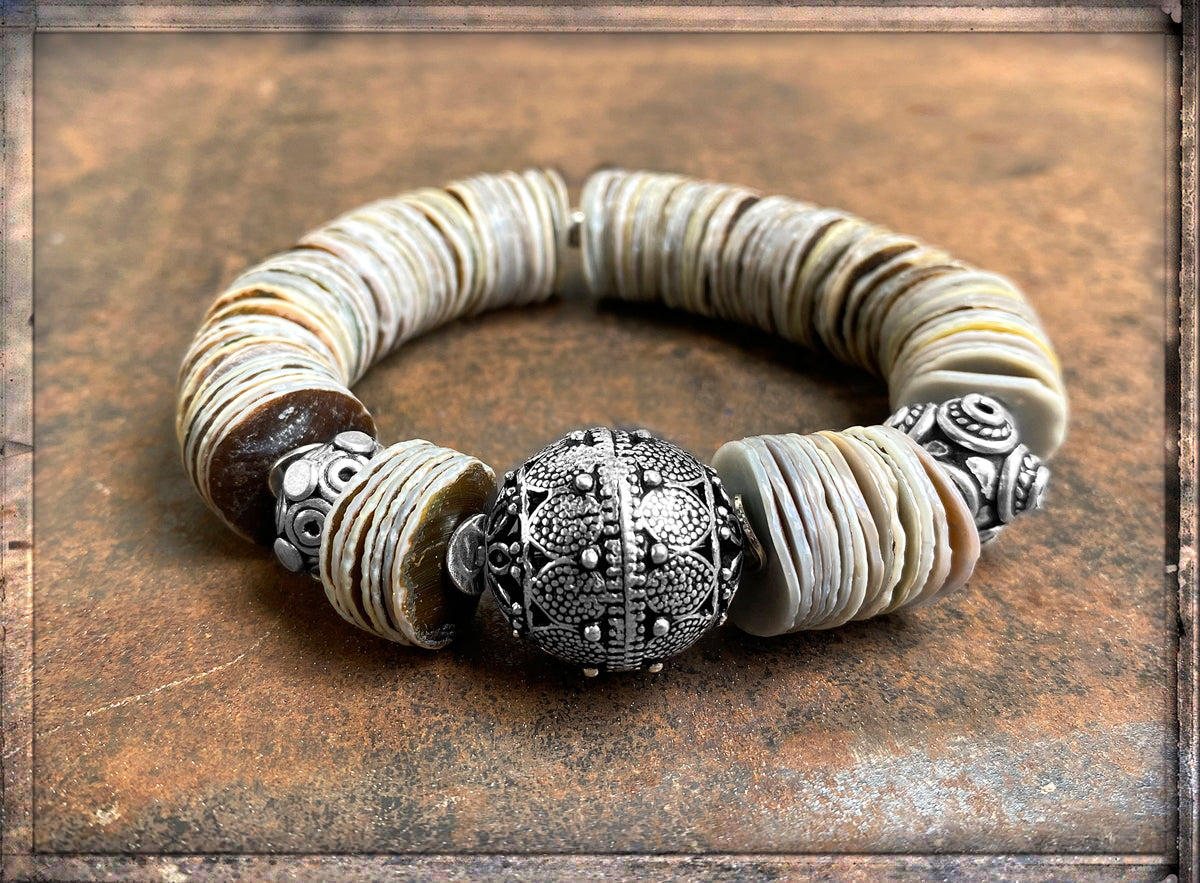 Ethno Boho Armband Muschelscheiben Naturfarben 15 mm Breit Sterling Silber Dehnbar Unikat