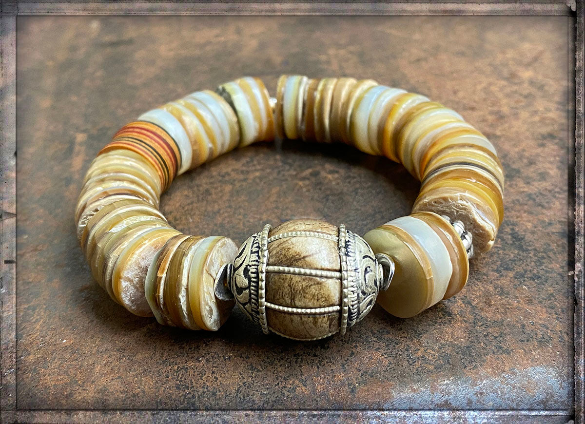 Ethno Boho Armband Muschelscheiben Naturfarben Bakelit Tribal Perle 925 Sterling Silber Dehnbar Unikat