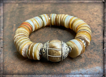 Ethno Boho Armband Muschelscheiben Naturfarben Bakelit Tribal Perle 925 Sterling Silber Dehnbar Unikat