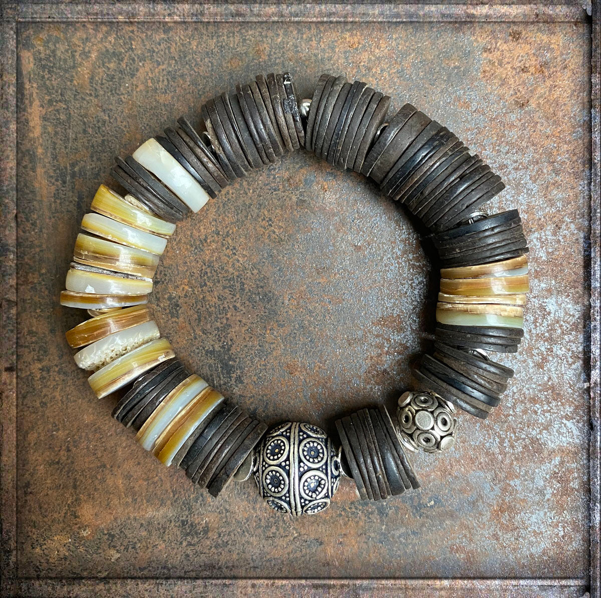 Ethno Boho Armband Perlmuttscheiben Kokosscheiben Sterling Silber Dehnbar Unikat