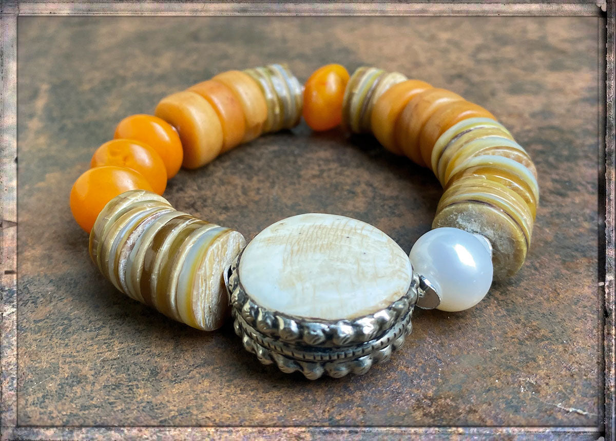 Armband Ethno Boho Perlmuttscheiben Natur Orange Resinperlen Conch Muschelperle Markant 925 Sterling Silber Dehnbar Unikat