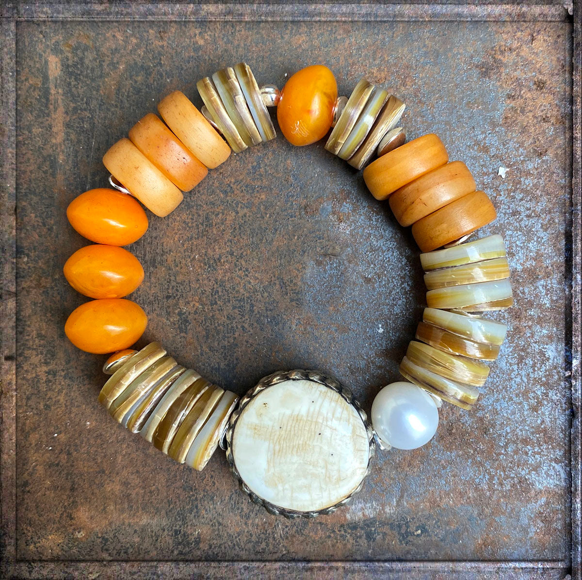 Armband Ethno Boho Perlmuttscheiben Naturfarben Orange Resinperlen Conch Muschelperle Markant 925 Silber Dehnbar Unikat