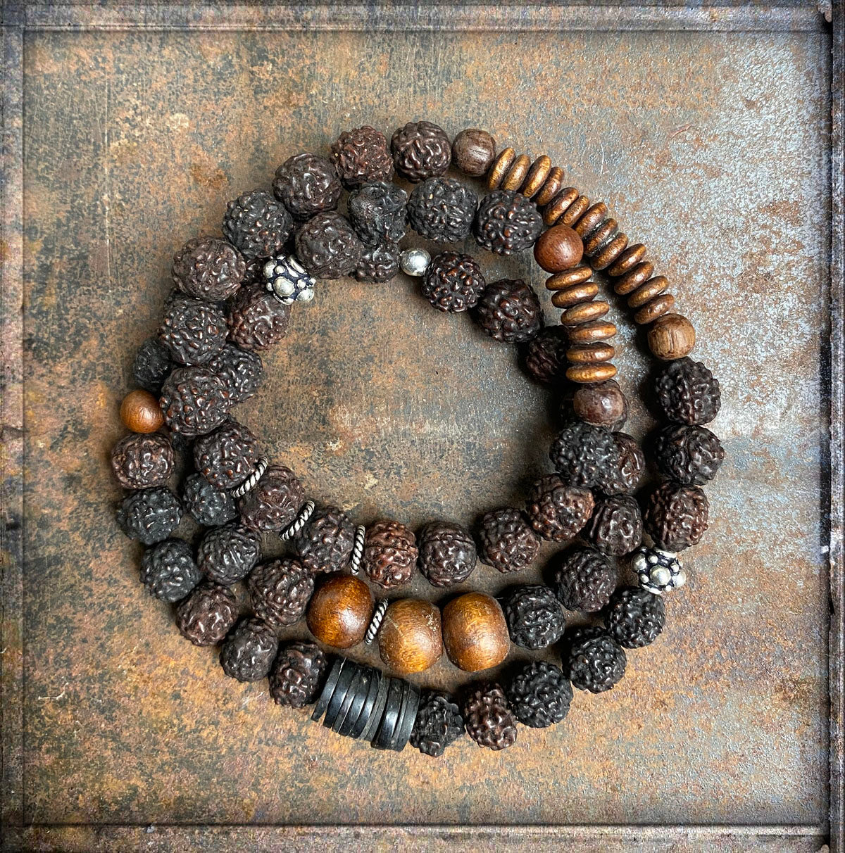 Ethno Boho Armband Dreireihig Rudraksha-Perlen Holzperlen Silber Dehnbar Unisex Unikat