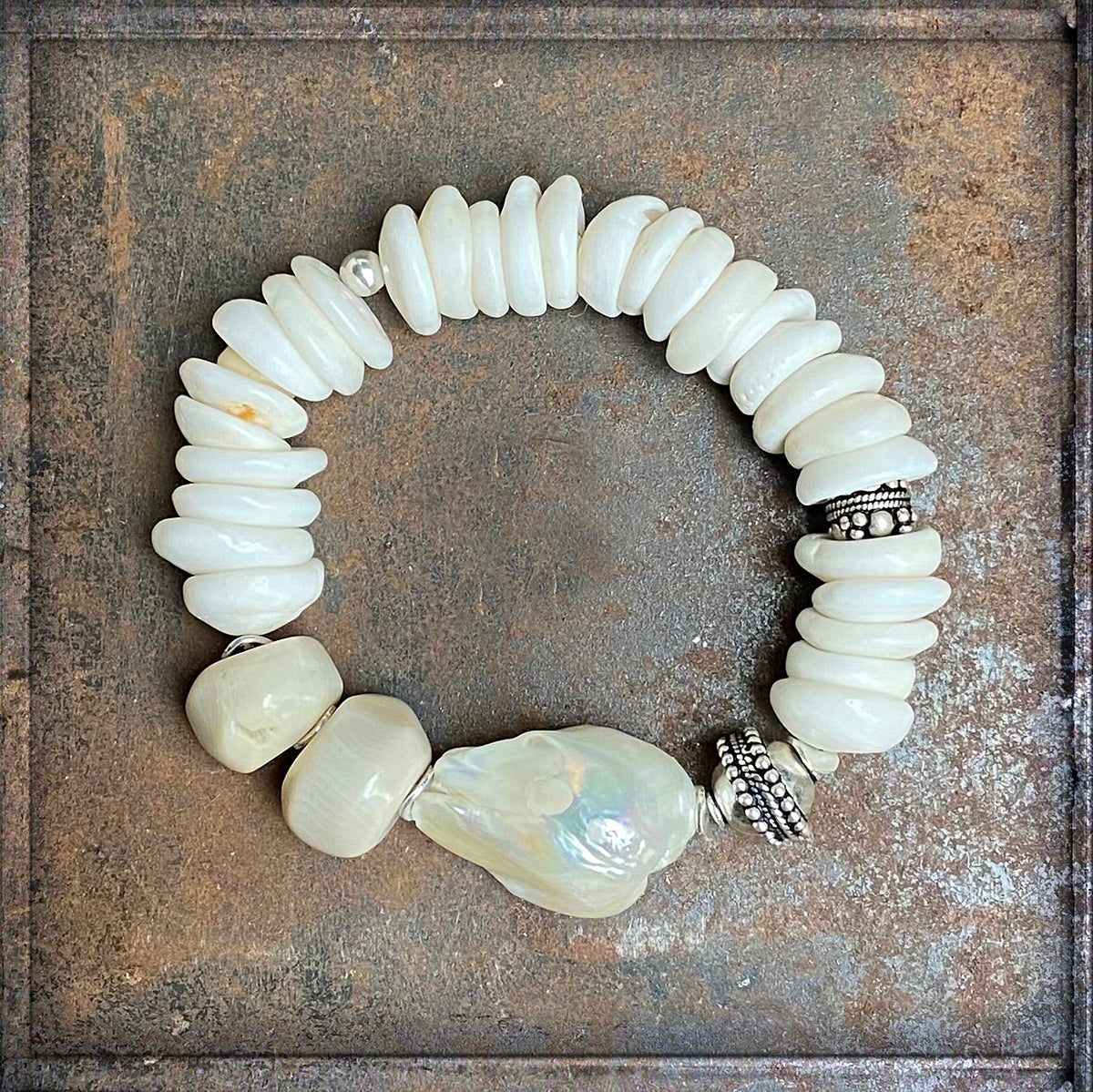 Armband Ethno Boho Süßwasserperle Barock Muscheln Weiß 925 Silber Dehnbar Unikat