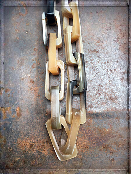 Lange Hornkette Eckige Glieder Beige-Mix Statement Unikat 95 cm Detail