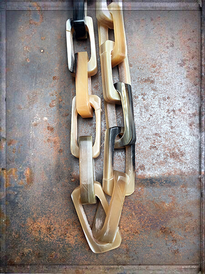 Lange Hornkette Eckige Glieder Beige-Mix Statement Unikat 95 cm Detail
