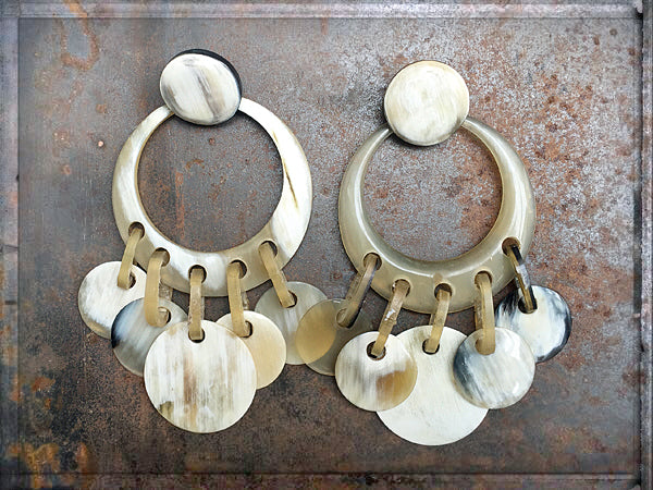 Hornohrringe Boho Statement XL Groß Naturhorn Beige Runde Anhänger Ethno-Style