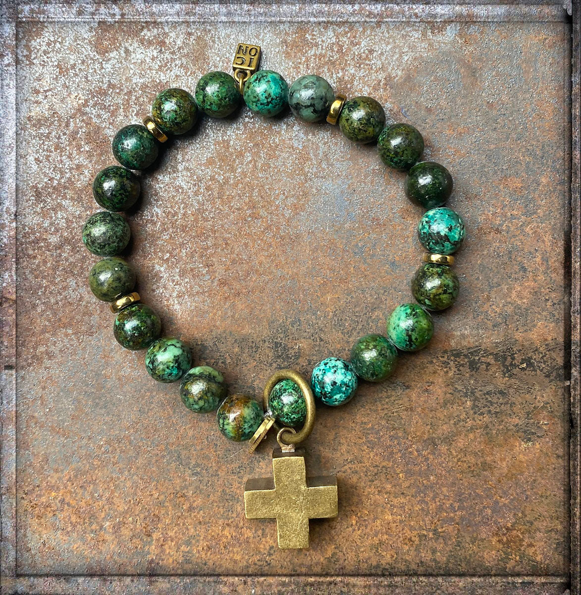 ICON Perlen-Armband Shanti Cross Kreuz-Anhänger Vergoldet Afrikanischer Türkis Dehnbar