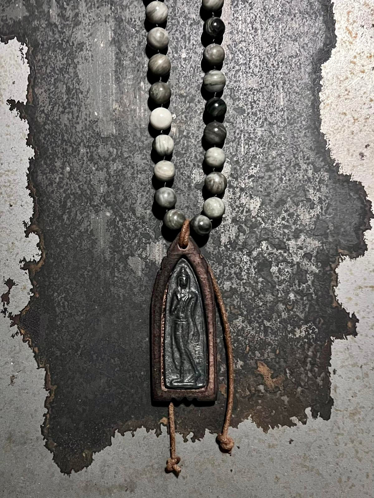 ICON Design Living Buddhakette Buddha-Amulett Holzfassung Jaspis 10 mm Geknotet 100 cm Lang
