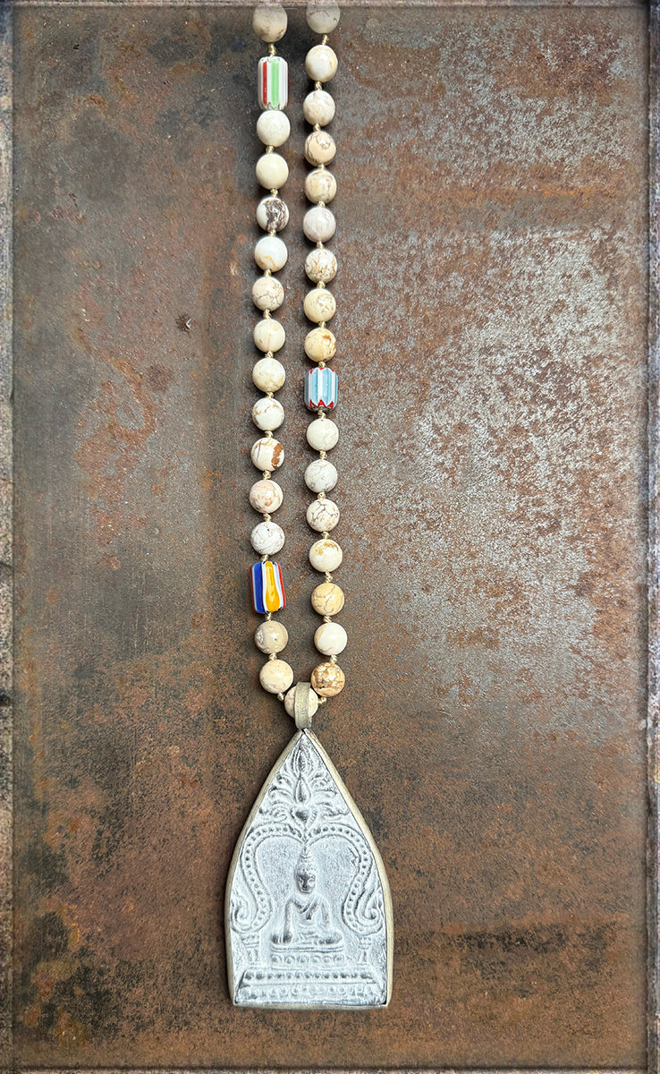 ICON Design Living Steinkette Buddha-Amulett Groß Howlith Weiß 8 mm 90 cm Lang Geknotet