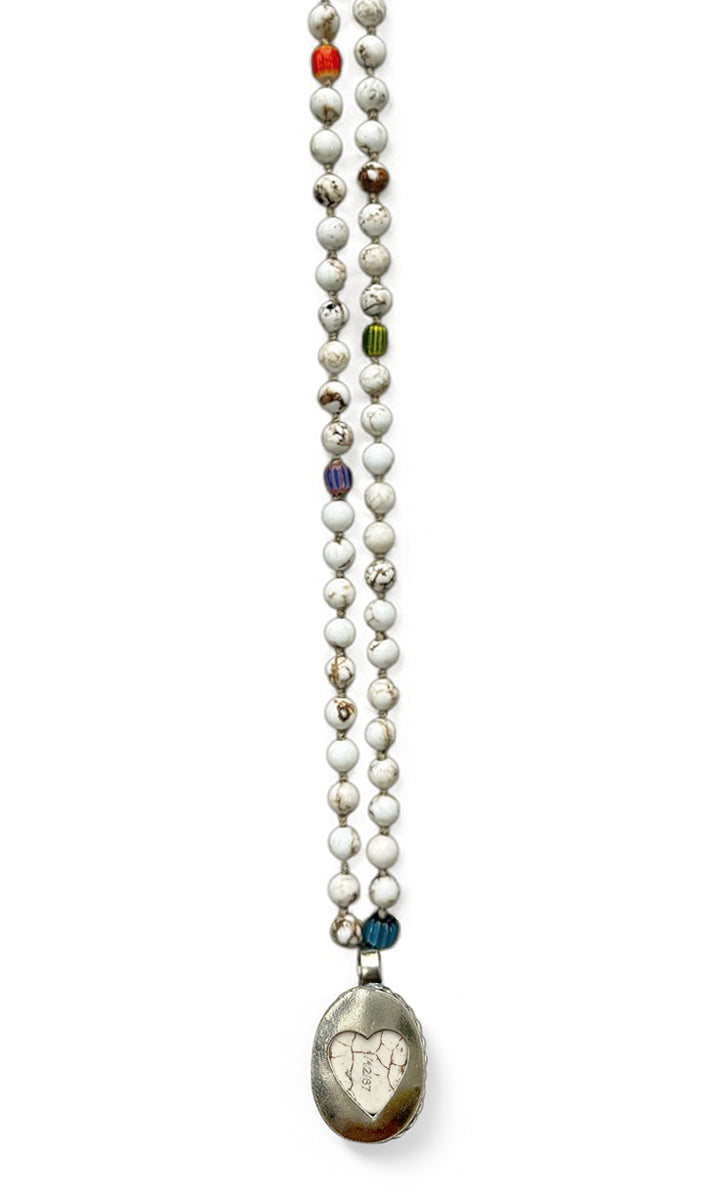ICON Design Living Kette Buddha-Herz-Amulett Goa Howlith Weiß 6 mm 90 cm Lang Geknotet Rückseite