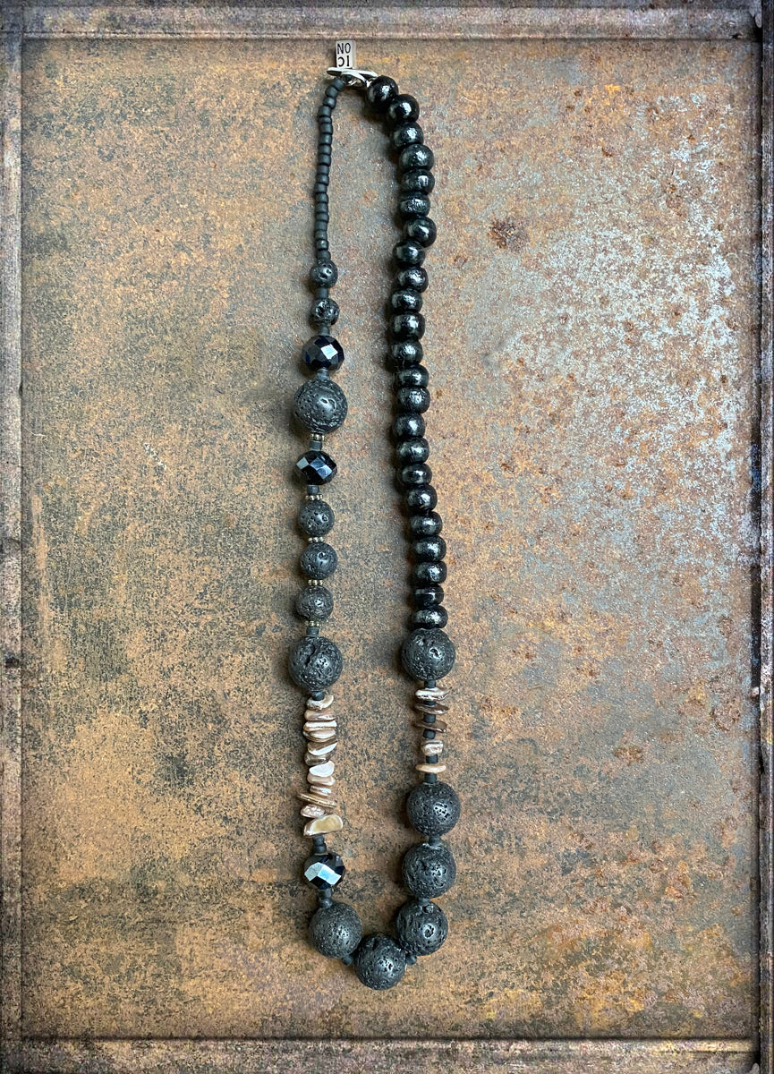 Icon Design Living Kette Schwarze Lava Holzperlen Facettierte Kristallperlen Muschelscheiben 45 cm
