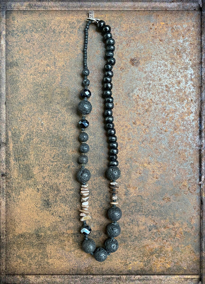 Icon Design Living Kette Schwarze Lava Holzperlen Facettierte Kristallperlen Muschelscheiben 45 cm