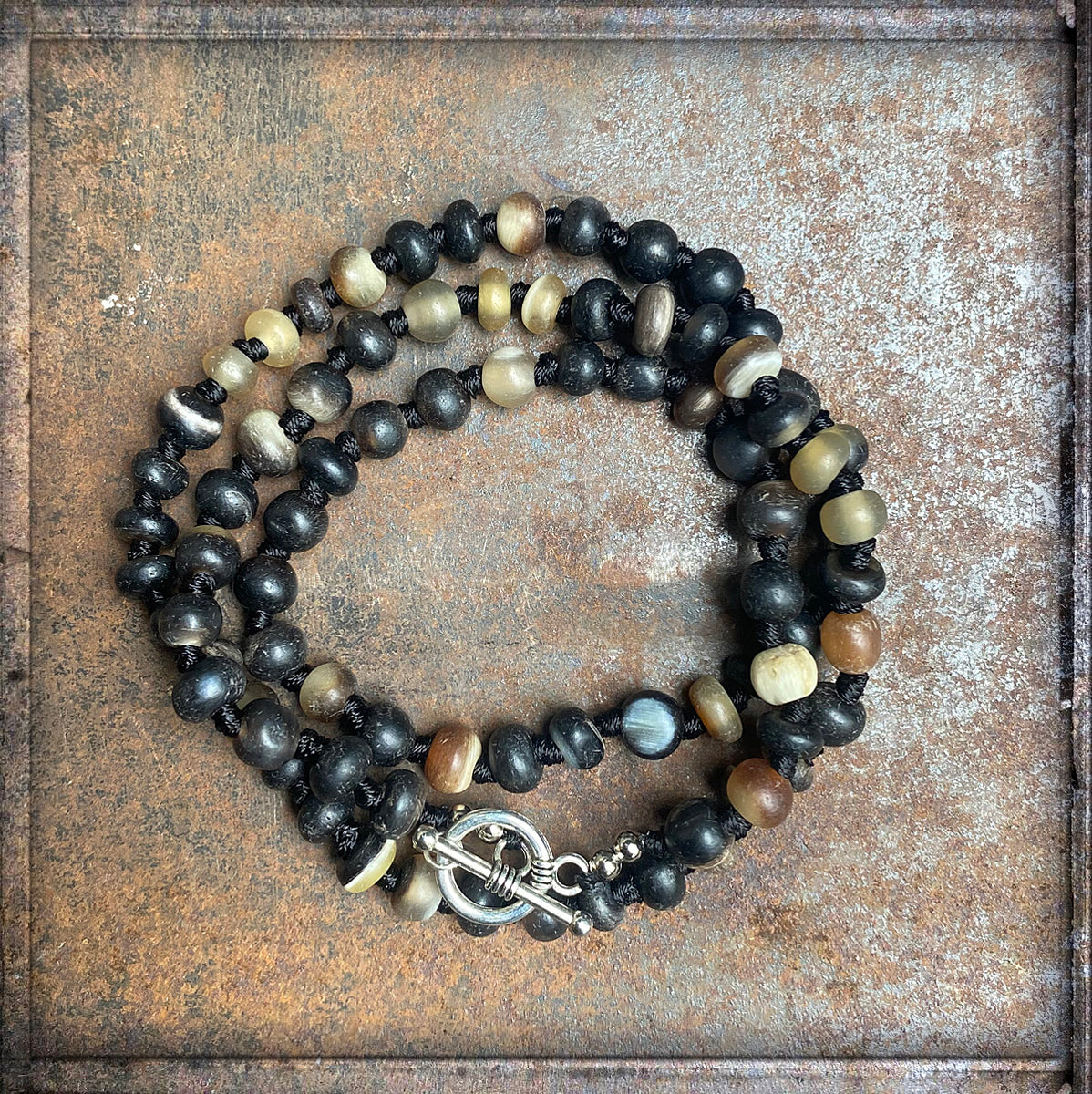 ICON Design Living Wickelarmband Horn-Perlen Geknotet Dreireihig Unisex