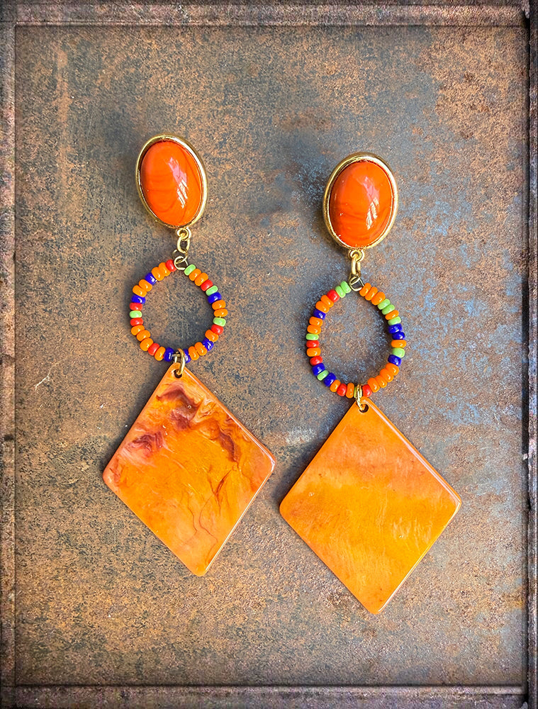 Lange Boho-Ohrringe Orange Resin-Raute Bunte Perlen Vergoldete Ohrstecker Sicherheitsbügel 19 cm lang Justwin