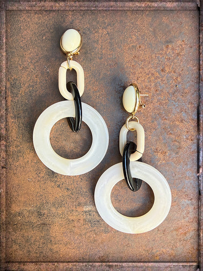 Justwin Statement-Ohrringe Beige Schwarz Resin-Ringe Vergoldetet 10,8 cm lang