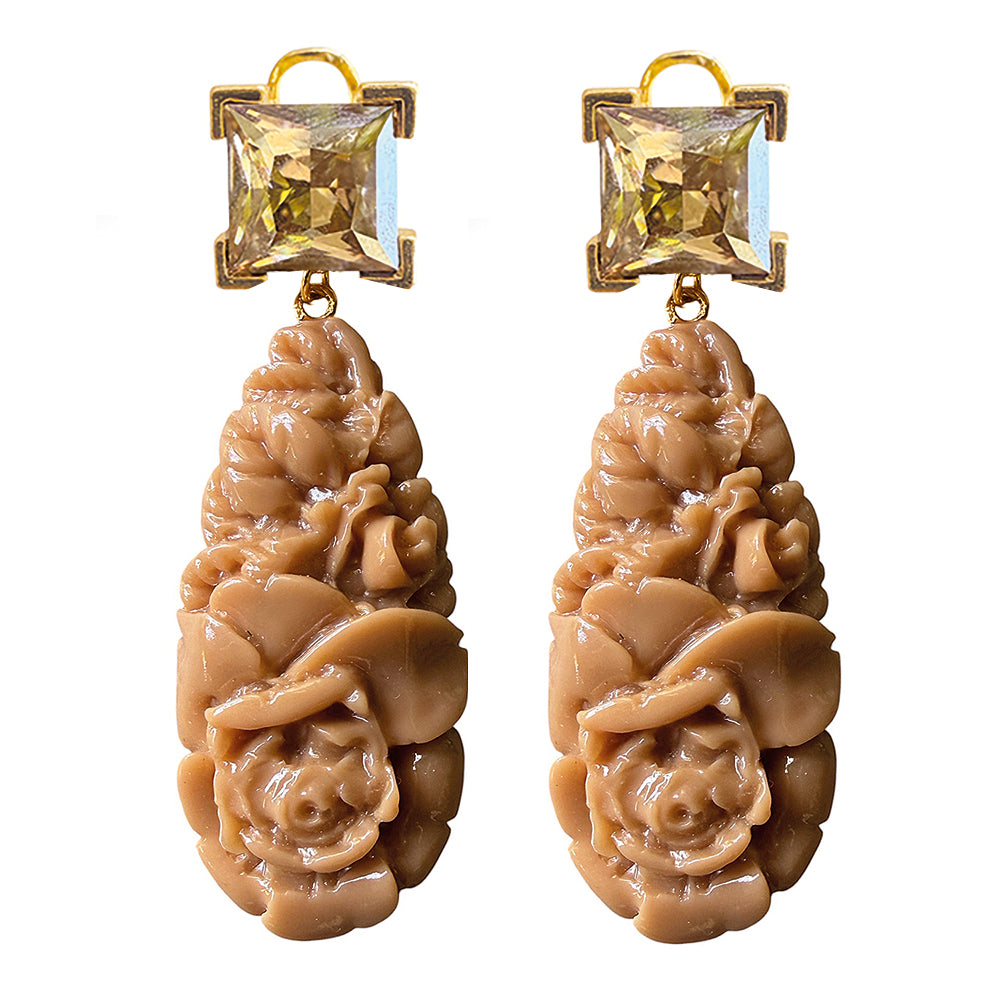 Justwin Statement-Ohrringe Camelfarben Florale Resin-Elemente Swarovski-Kristallsteine Sicherheitsbügel Vergoldet 7,4 cm lang