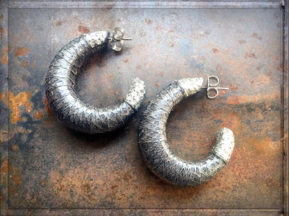 KMO Paris Creolen Leder Snake-Print Grau Kamelit Silber