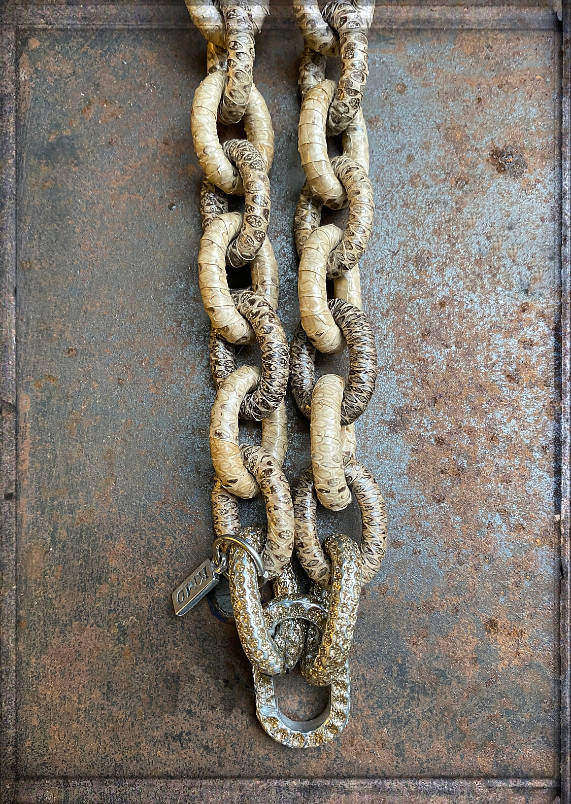 KMO Gliederkette Leder Snake-Print Naturfarben Karabiner Kamelit 117 cm Lang Detail