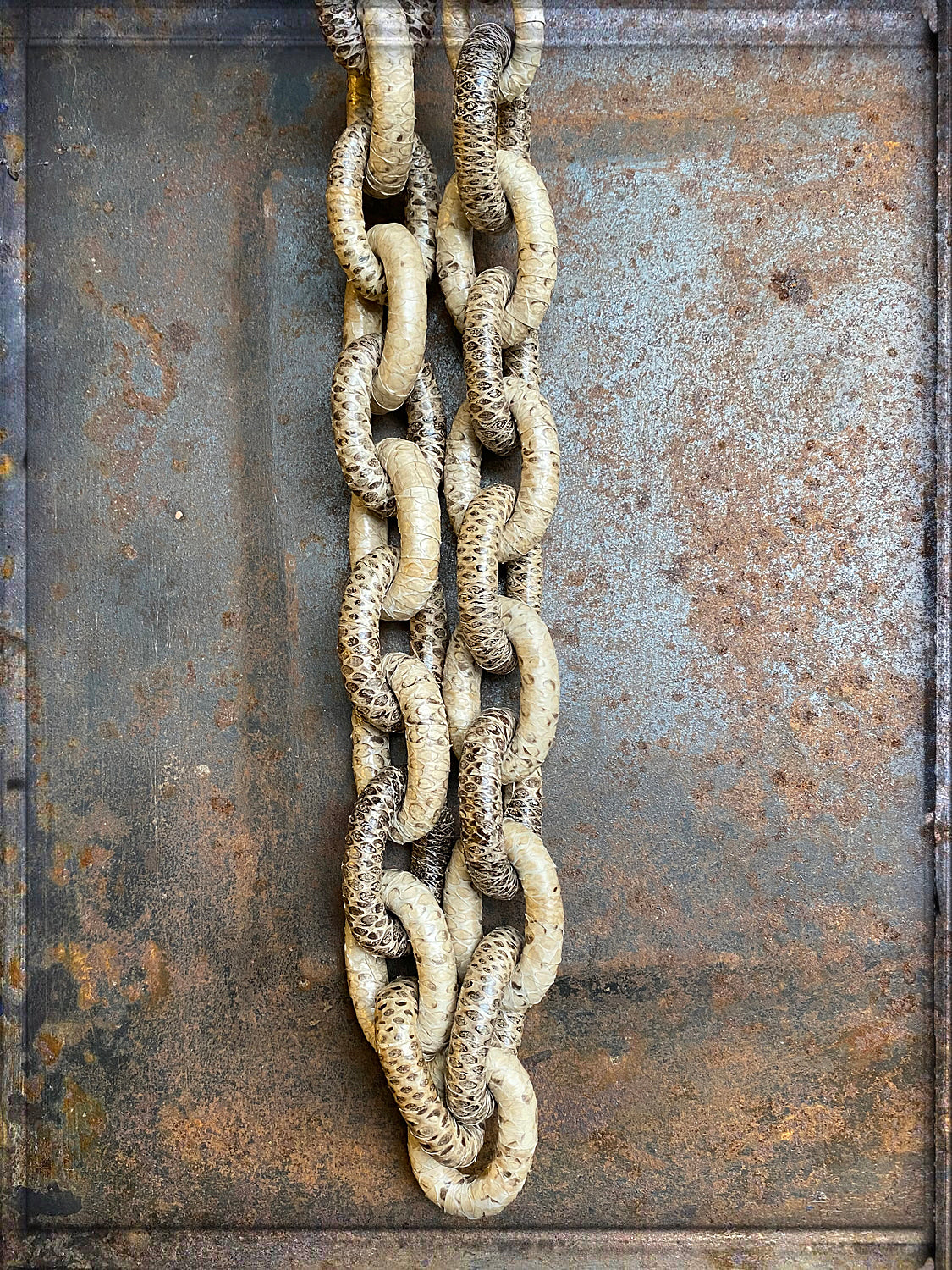 KMO Gliederkette Leder Snake-Print Naturfarben Karabiner Kamelit 117 cm