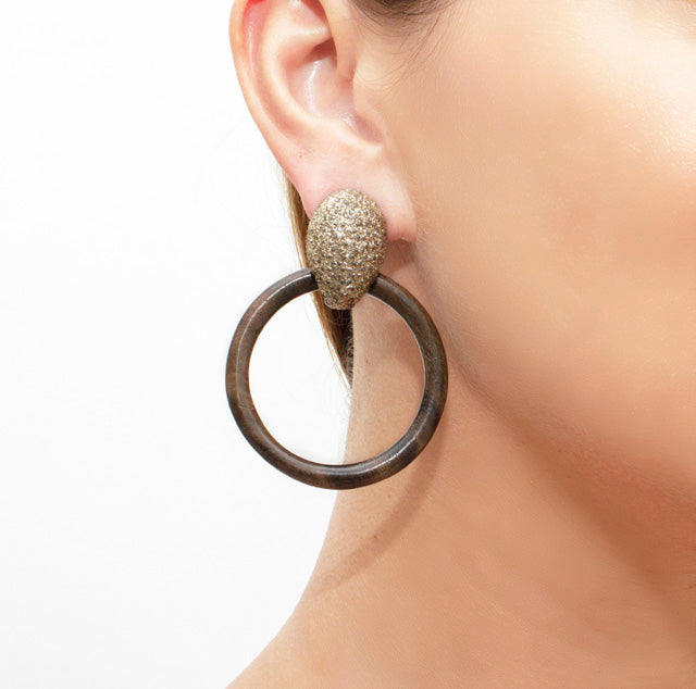 KMO Statement-Ohrringe Ring-Design Holz Braun Kamelit Model