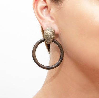 KMO Statement-Ohrringe Ring-Design Holz Braun Kamelit Model