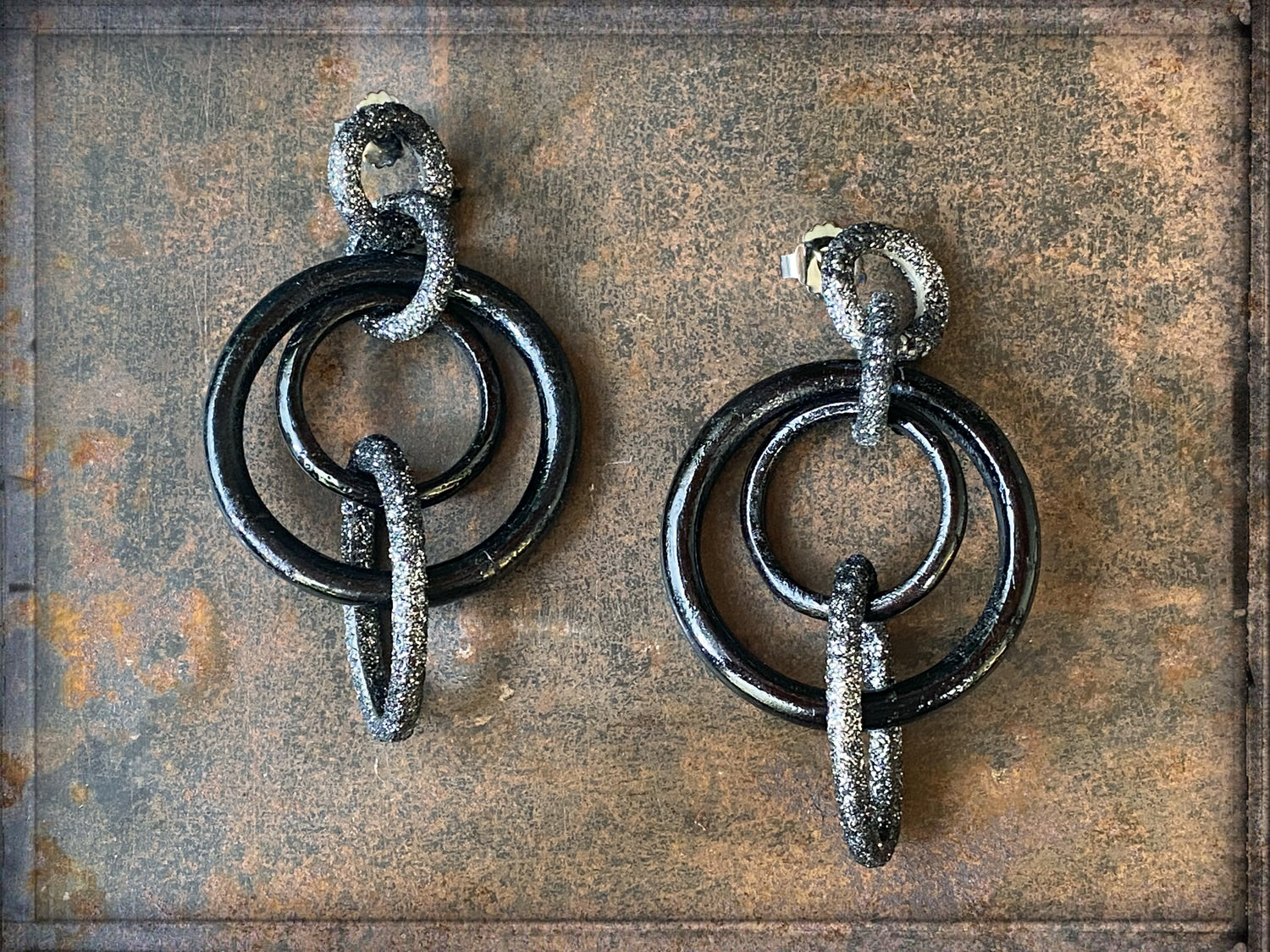 KMO Statement-Ohrringe Ring-Design Holz Kamelit Farbverlauf Schwarz Grau Silberpulver 8,2 cm Lang