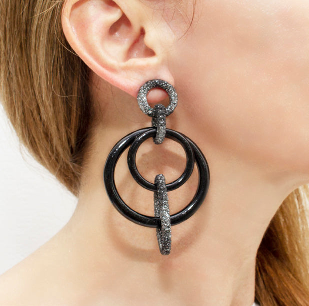 KMO Statement-Ohrringe Ring-Design Holz Kamelit Farbverlauf Schwarz Silberpulver 8,2 cm Lang Model