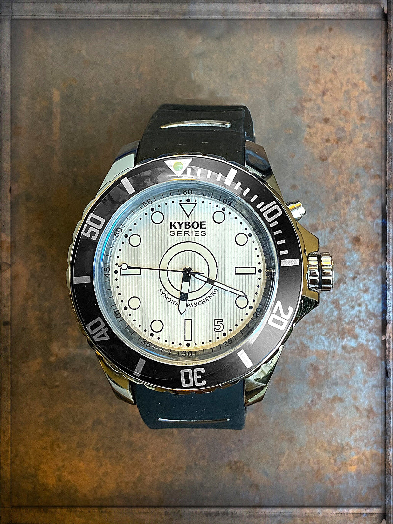 KYBOE XXL Uhr Giant Den Haag 55 mm Zifferblatt Weiß Silikonarmband Schwarz LED-Lichtbeleuchtung