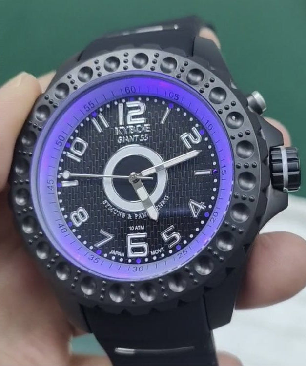 KYBOE XXL Uhr Giant DJ 55 mm Edelstahlgehäuse Schwarz Plattiert Silikonarmband Blaue LED-Lichtbeleuchtung 10 ATM Detail 2