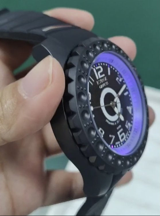 KYBOE XXL Uhr Giant DJ 55 mm Edelstahlgehäuse Schwarz Plattiert Silikonarmband Blaue LED-Lichtbeleuchtung 10 ATM Detail