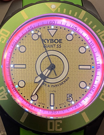 KYBOE XXL Uhr Giant Godzilla Army Green 55 mm Edelstahlgehäuse Anthrazit Plattiert Silikonarmband LED-Lichtbeleuchtung Rot-Pink 10 ATM Detail