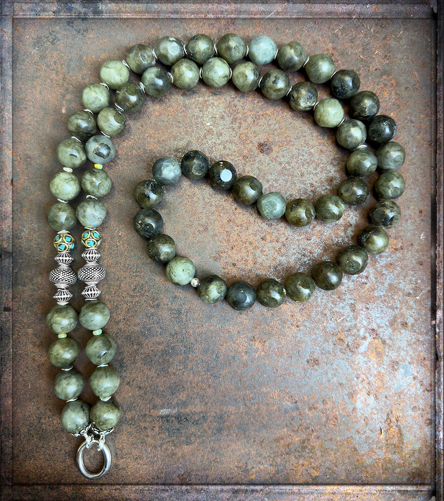 Lange Ethno Boho Labradorit-Kette Oliv Tibet-Perlen Silber Unikat